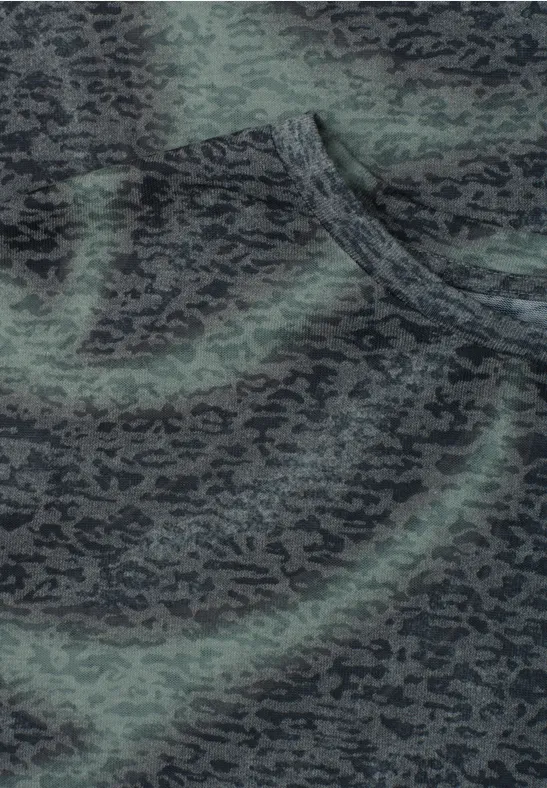 Grün-grauer Camouflage-Stoff mit Naht und feiner Textur.