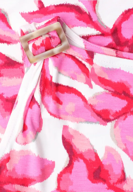 Weißes Kleid mit pink-rotem Aquarellmuster und einem hellen Holz-Gürtel