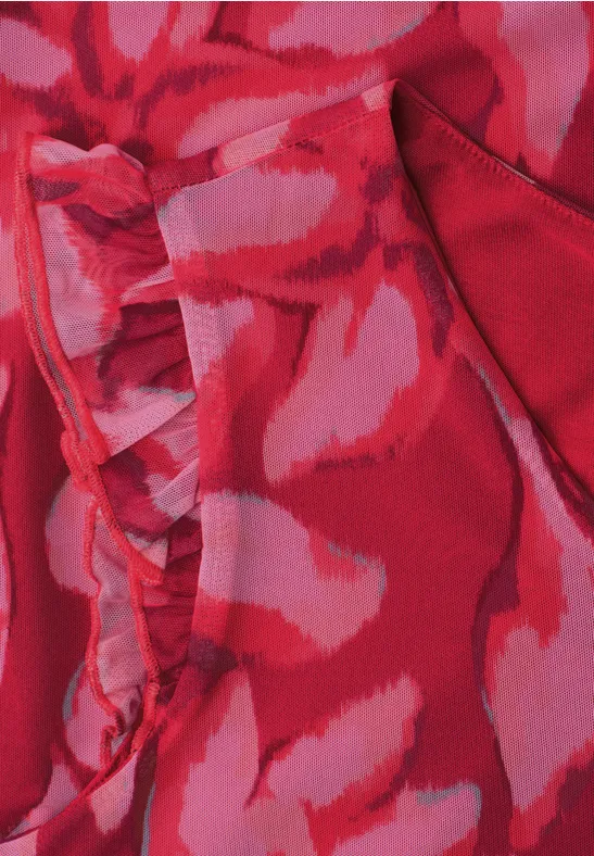 Rotes, leicht transparentes Gewebe mit rosa abstraktem Muster und Rüschen.