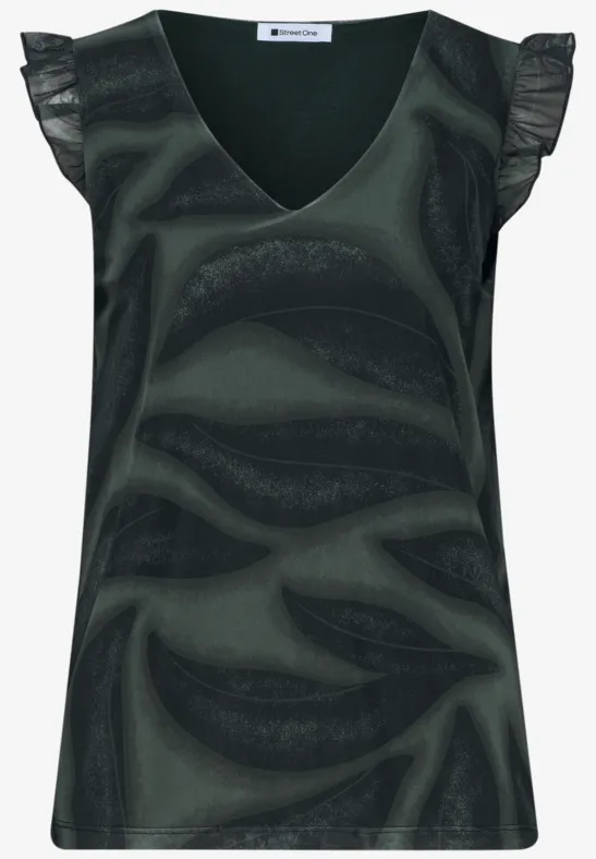 Mouwloze groene damestop met V-hals en schoudervolants.