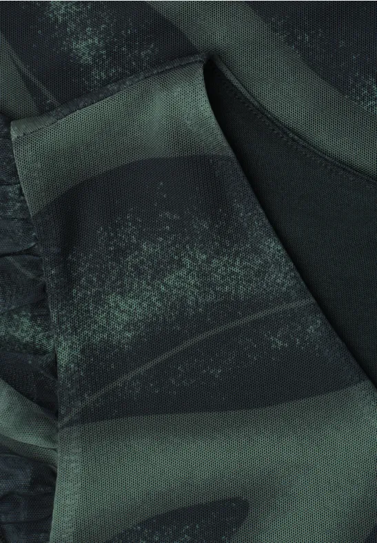 Close-up van een groen camouflage-stof met subtiele spetters en textuur