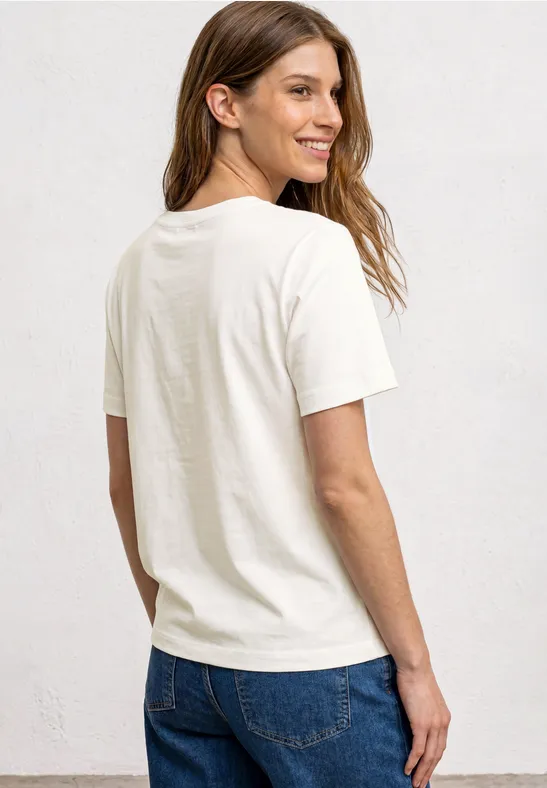 Junge Frau mit schulterlangen Haaren von hinten in hellem T-Shirt und blauen Jeans.