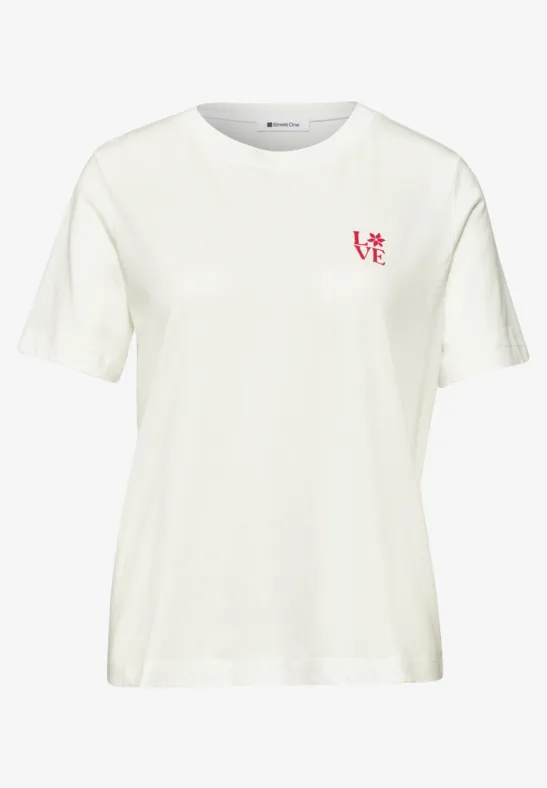 Weißes T-Shirt mit Rundhals und kleinem roten Motiv auf der linken Brustseite.
