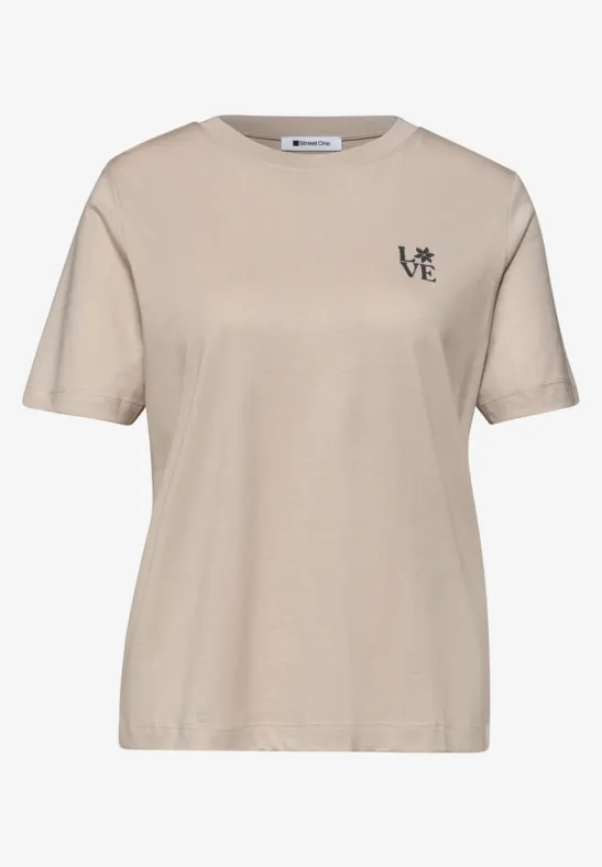 Beige T-Shirt mit Rundhalsausschnitt und kleinem, schwarzem Brustlogo.