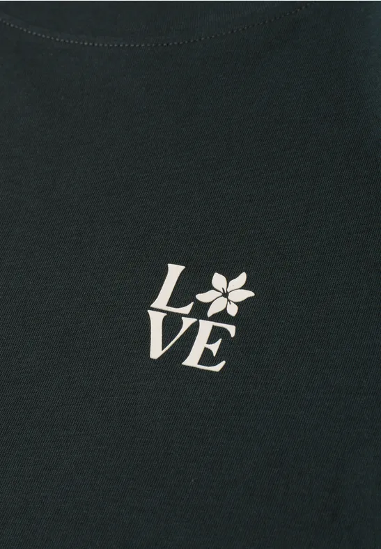 Schwarzes T-Shirt mit weißem LOVE-Schriftzug, das 'O' als Blume