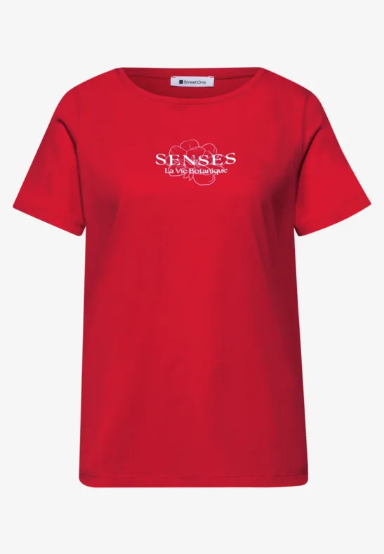 Rotes T-Shirt mit weißem SENSES-Schriftzug auf der Brust.