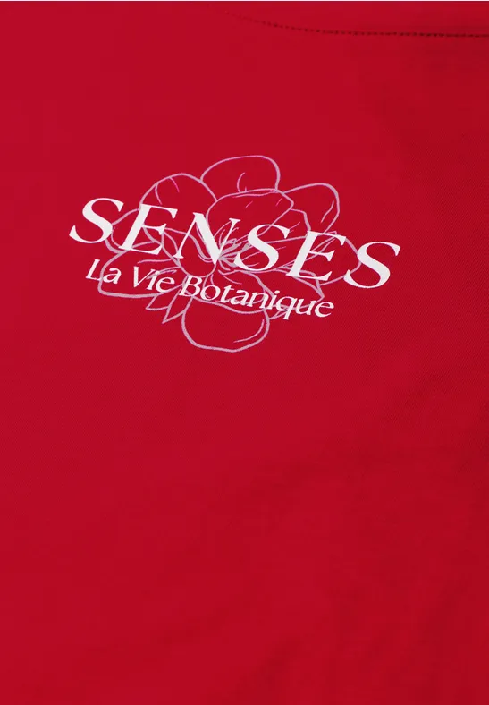 Rotes T-Shirt mit weißem Aufdruck 'SENSES La vie Botanique' und floralem Linienmotiv.