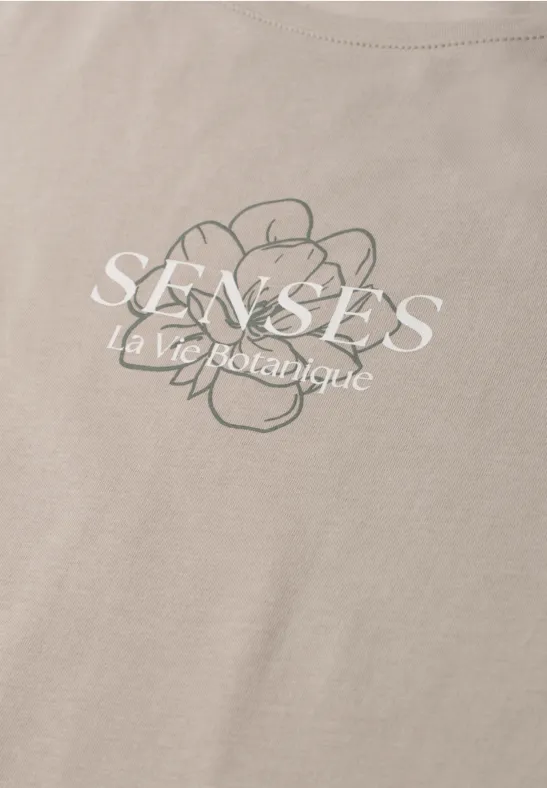 Beige T-shirt met verfijnde bloemenillustratie en tekst 'SENSES La Vie Boutique'.