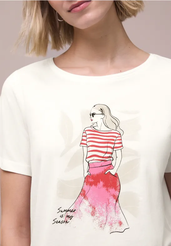 Wit T-shirt met illustratie van een vrouw in rood-wit gestreept topje en roze rok.
