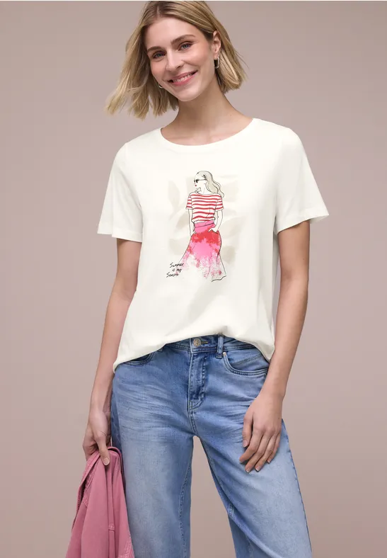 Vrouw in wit T-shirt met roze print, blauwe jeans en roze tas.