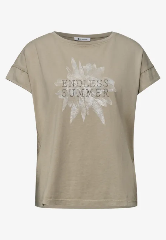 Beiges Damen-T-Shirt mit überschnittenen Ärmeln und weißem 'ENDLESS SUMMER'-Print vor Sonnenmotiv.