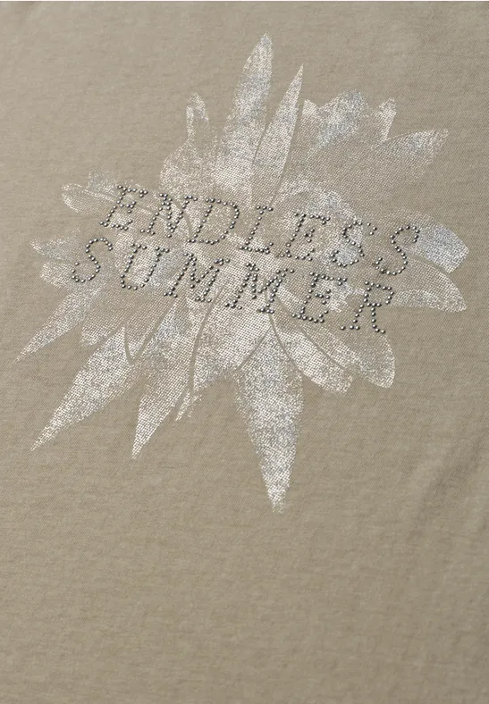 Beiger T-Shirt-Aufdruck mit silbernem Schriftzug ENDLESS SUMMER vor stilisierter Sonnenform