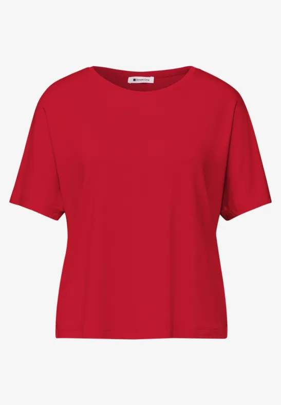 Een effen rood T-shirt met korte mouwen tegen een witte achtergrond.