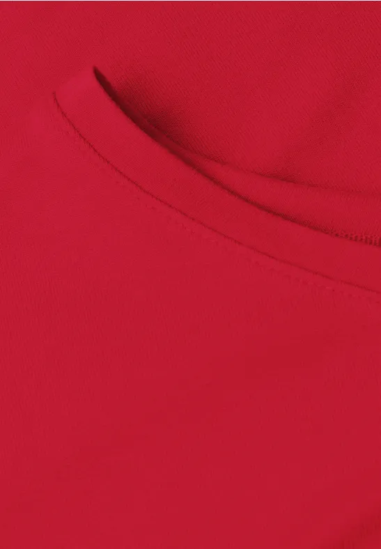 Close-up van een rood T-shirt met ronde hals en zichtbare naad.
