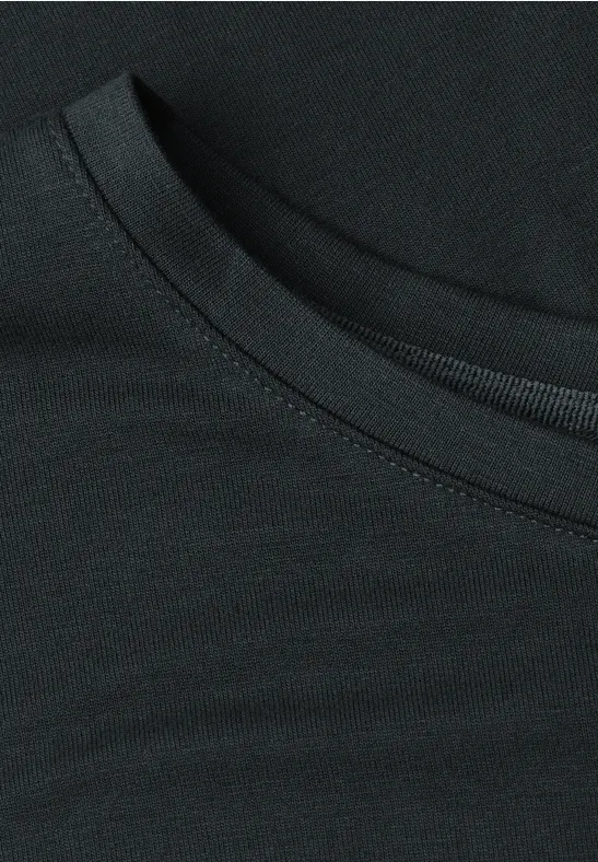 Zwarte ronde T-hals met zichtbare stiksels en fijne stoftextuur.