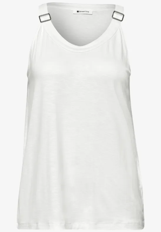 Witte mouwloze damestop met V-hals en zilverkleurige ringgespen op de bandjes.