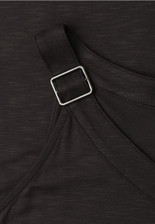 Donkere tanktop met verstelbare band en vierkante metalen gesp.
