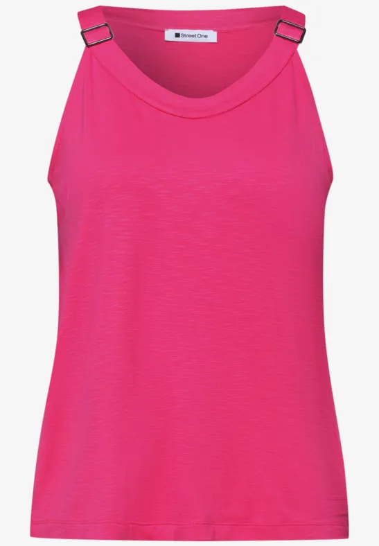 Mouwloos felroze topje met verstelbare bandjes en vierkante metalen gespen.
