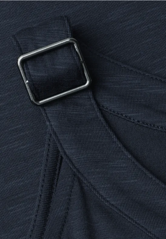 Donkere stoffen riem met vierkante metalen gesp, detailopname
