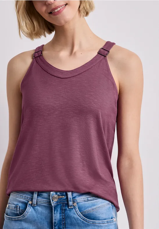 Frau in ärmellosem violettem Top und Jeans