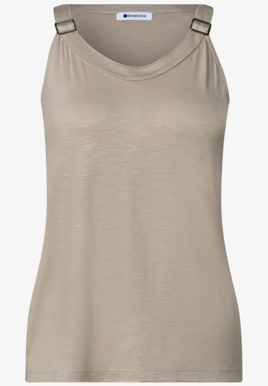 Schlichtes ärmelloses Top in Beige mit rundem Ausschnitt.