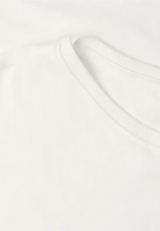 Close-up van een wit T-shirt met ronde hals
