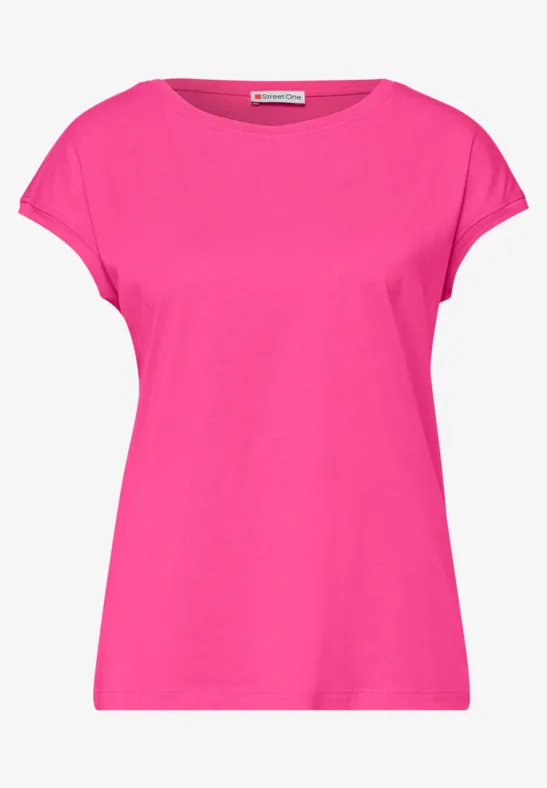 Een eenvoudig felroze T-shirt met korte mouwen en ronde hals.