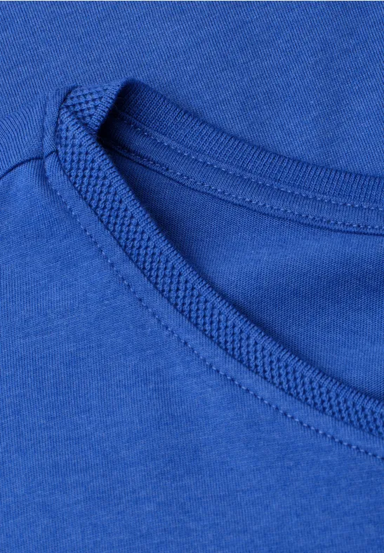 Close-up van de blauwe t-shirt halslijn van zacht materiaal