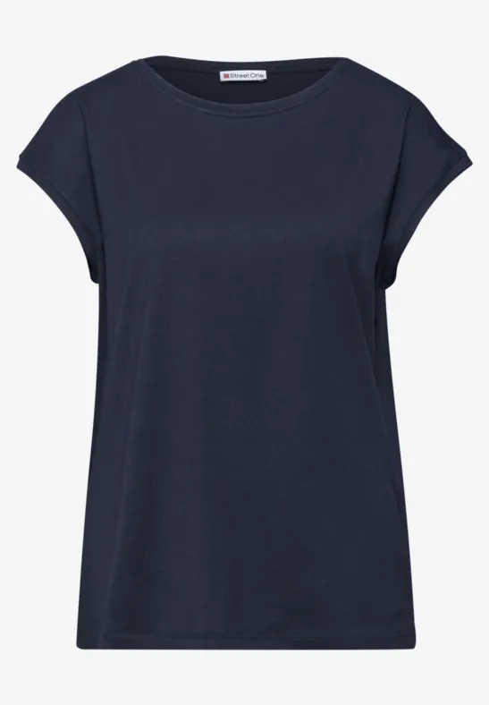 Een effen donkerblauw T-shirt met vallende schouders en ronde hals.