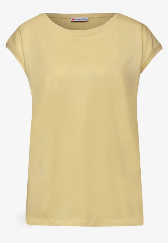 Ein schlichtes, gelbes Damenshirt ohne Muster