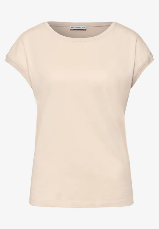 Een effen lichtbeige dames-T-shirt met korte mouwen en een ronde hals.
