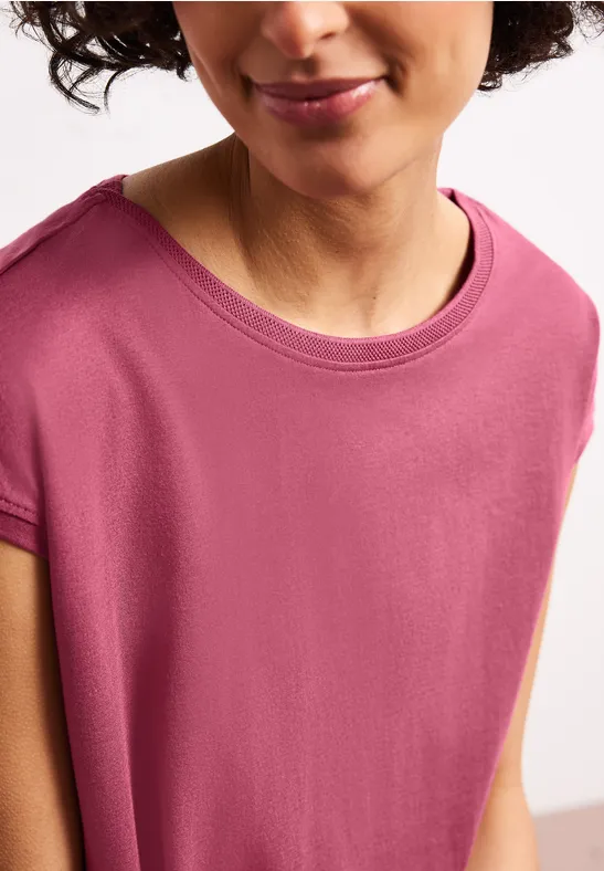 Torso kobiecy w różowym, bezrękawnikowym topie