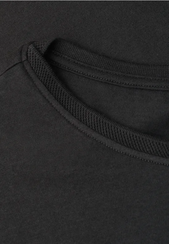 Zwart T-shirt met geribbelde ronde hals, close-up van de kraag.