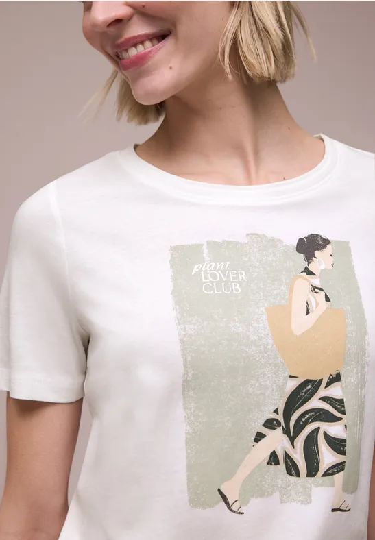 T-shirt met illustratie van twee vrouwen in omhelzing op pastelgroene achtergrond en 'LOVE CLUB'-tekst.
