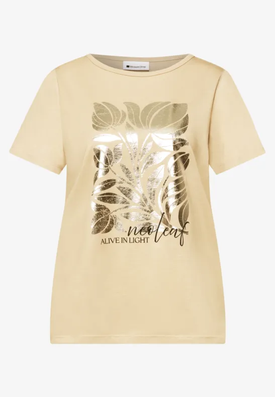 Beige T-shirt met goudkleurige bladprint en subtiele tekst.