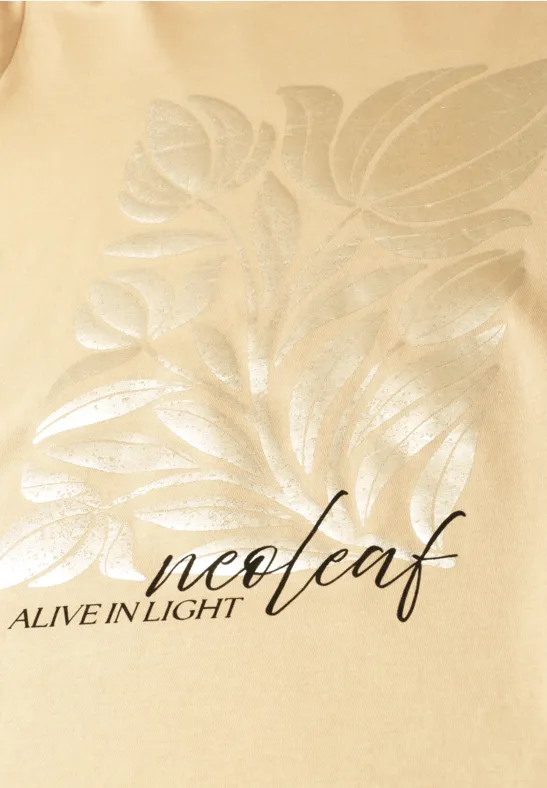 Gouden achtergrond met subtiel reliëf van bladeren en tekst 'neo/leaf ALIVE IN LIGHT'
