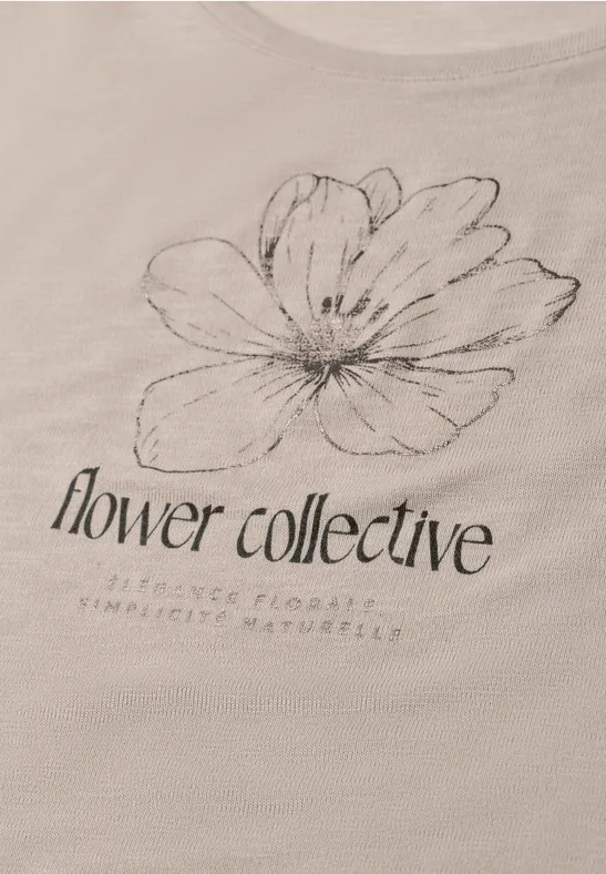 Beige T-Shirt mit skizzenhafter Blumenzeichnung und Schriftzug 'flower collective'.