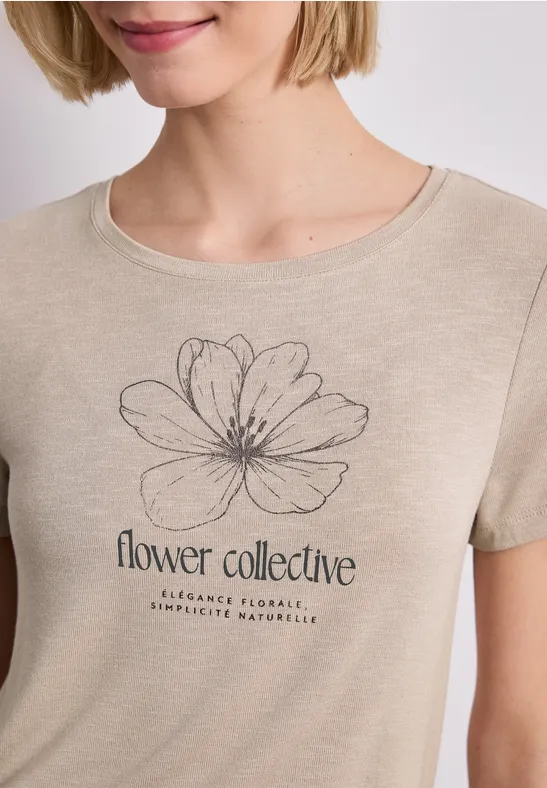 Beige T-Shirt mit filigraner Blumenzeichnung und Schriftzug „flower collective“.