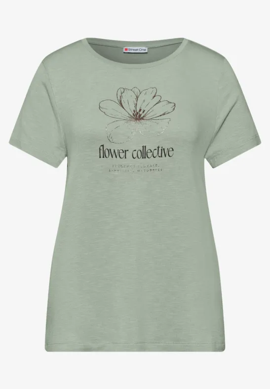 Grünes T-Shirt mit filigraner Blumenillustration und Schriftzug 'flower collective'.