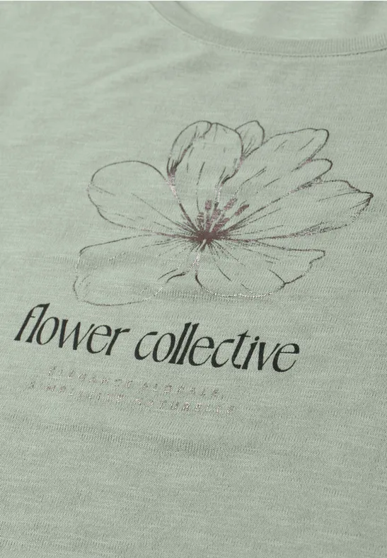 Helles grünes T-Shirt mit zarter Blumen-Skizze und Schriftzug 'flower collective'.