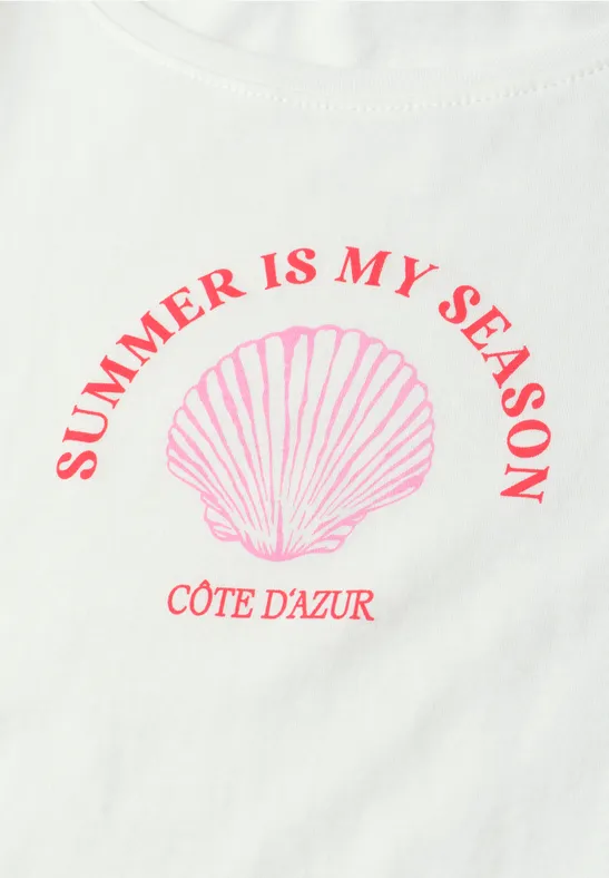 Wit T-shirt met roze schelpillustratie en teksten 'SUMMER IS MY SEASON' en 'Côte d'Azur'.