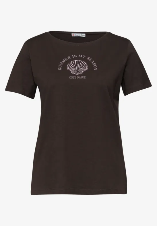 Ciemna koszulka z różowym nadrukiem muszli i napisem na piersi.