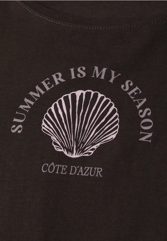 Czarny T-shirt z jasnoróżową muszlą i napisami „SUMMER IS MY SEASON“ oraz „CÔTE D’AZUR“.