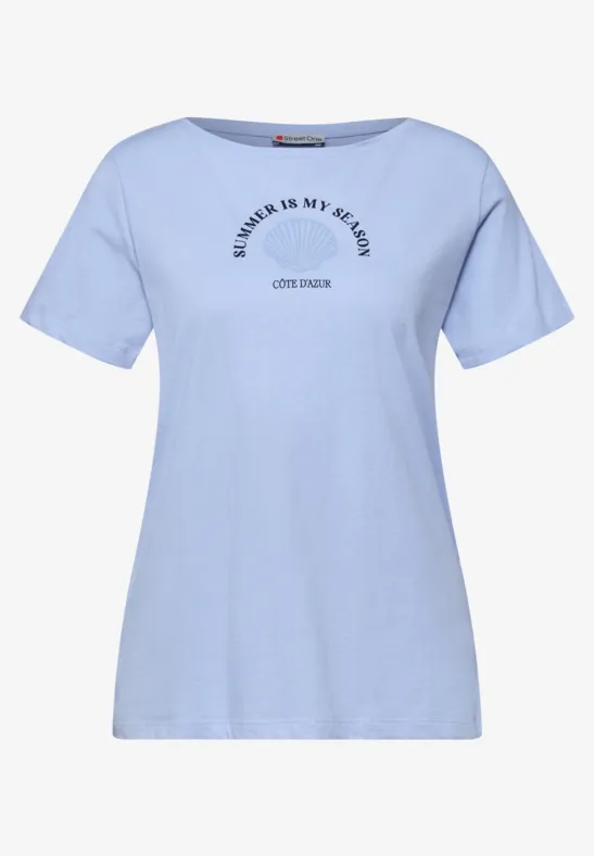 Lichtblauw dames T-shirt met ronde hals, korte mouwen en zwarte opdruk op de borst.
