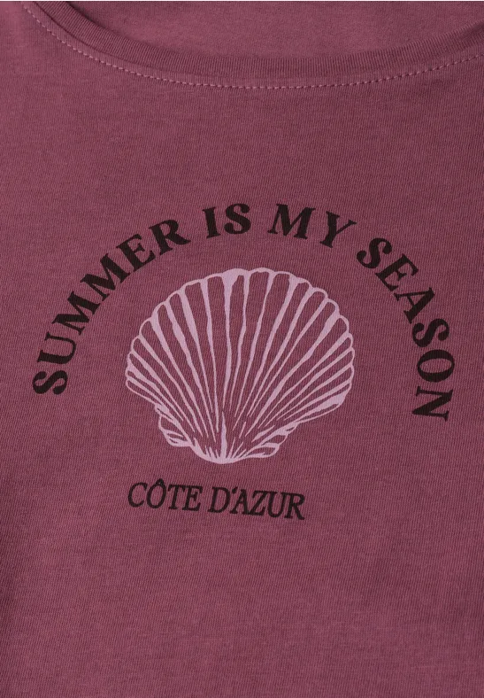 Bordeauxrood shirt met schelpillustratie en tekst 'SUMMER IS MY SEASON' en 'Côte d'Azur'.