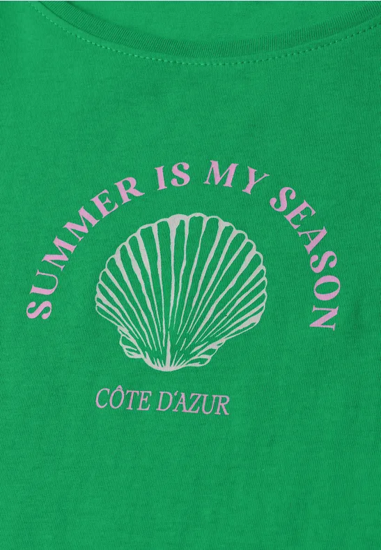 Groen T-shirt met schelpmotief en tekst 'Summer is my season' en 'Côte d'Azur'.