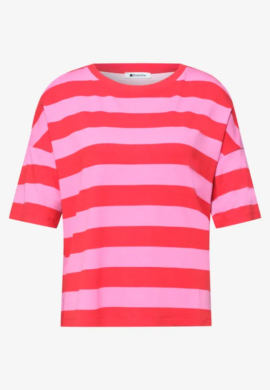 Een T-shirt met korte mouwen en brede rood-roze strepen.