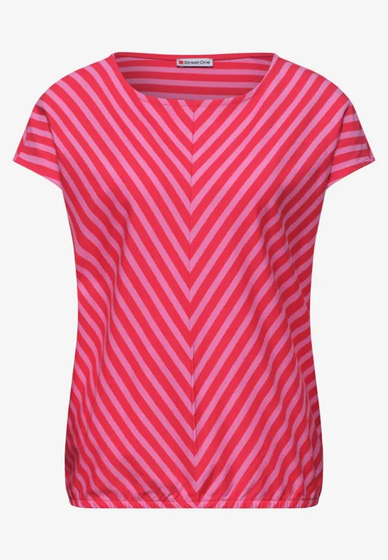 Een roze T-shirt met diagonale strepen die in het midden een V-vorm vormen.