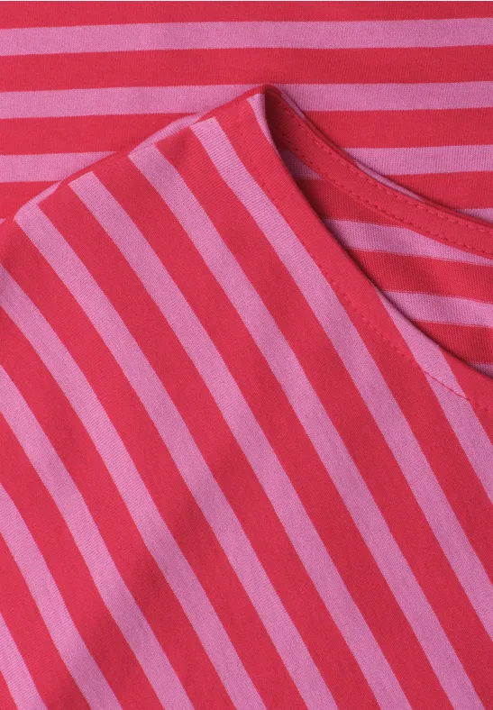 Rood T-shirt met lichtroze strepen en ronde hals