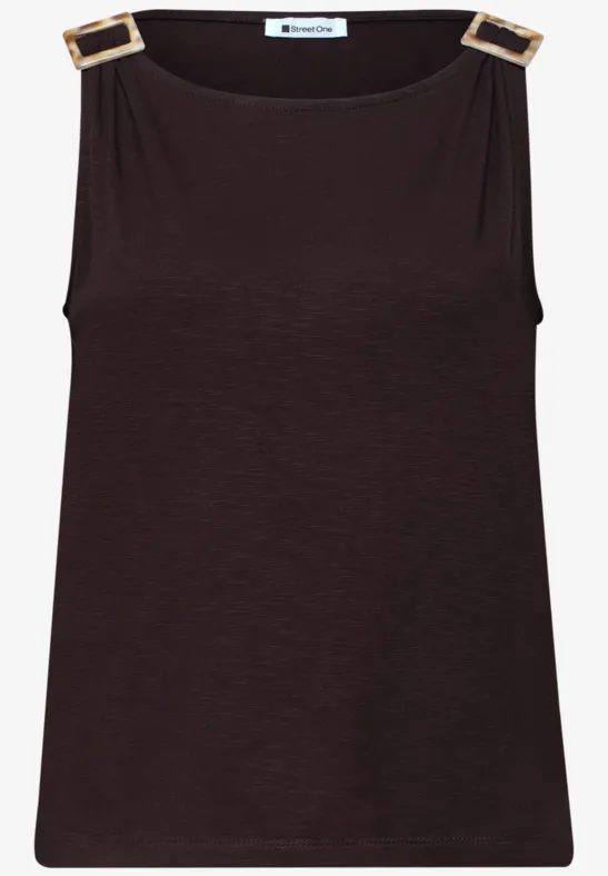 Top brun foncé sans manches avec bretelles ornées de boucles dorées carrées.